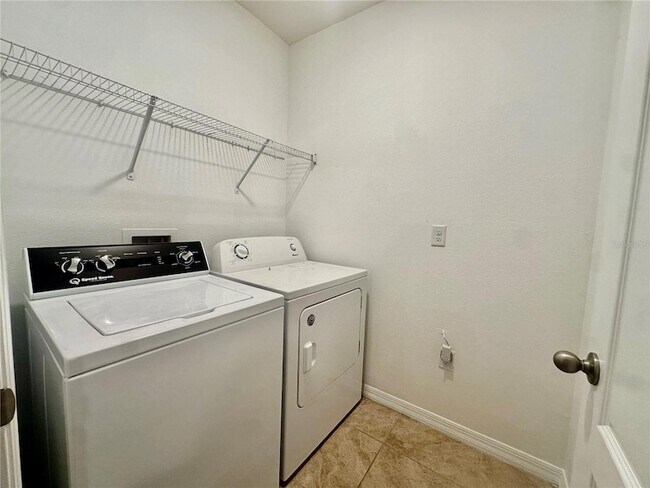 Building Photo - 988 Summer Glen Dr