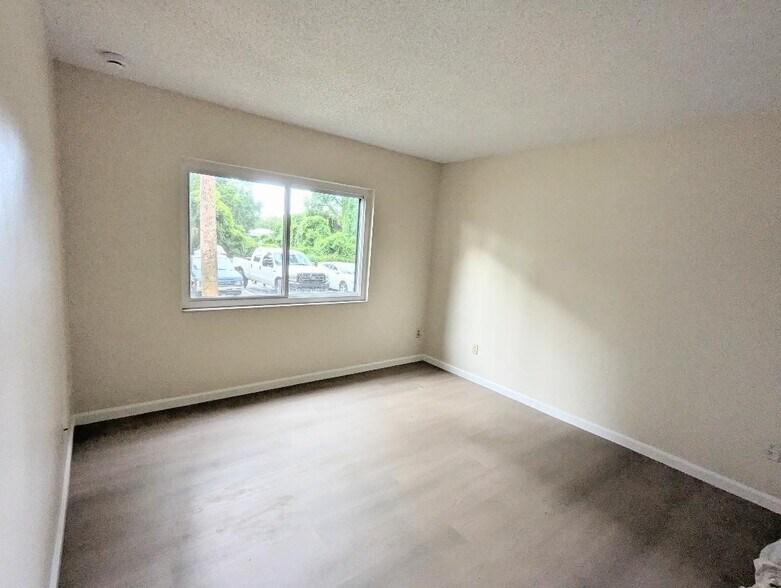 Building Photo - 662 Kenwick Cir