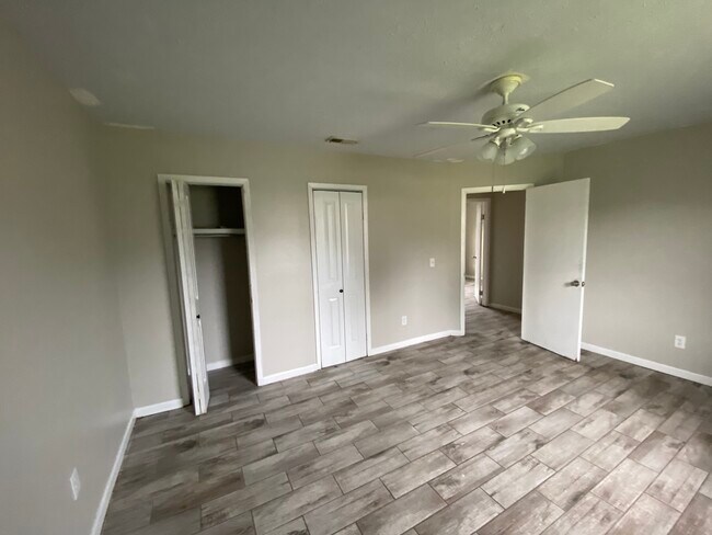 Building Photo - 1015 Kurze Ave