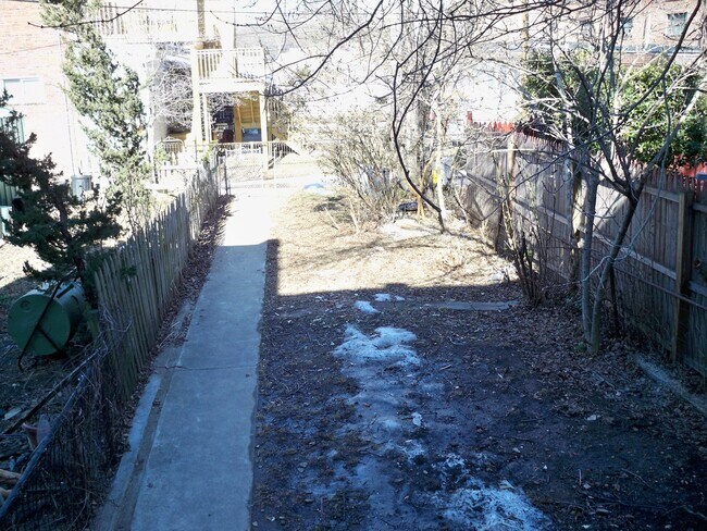 Building Photo - 2026/2027 JHU Off-Campus 3bd/1ba Rowhouse  w/ W/D & rear yard! -Available 6/9/26