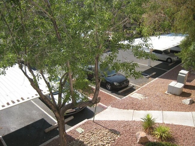 Building Photo - 2nd Story Condo in gated community close to the pool.