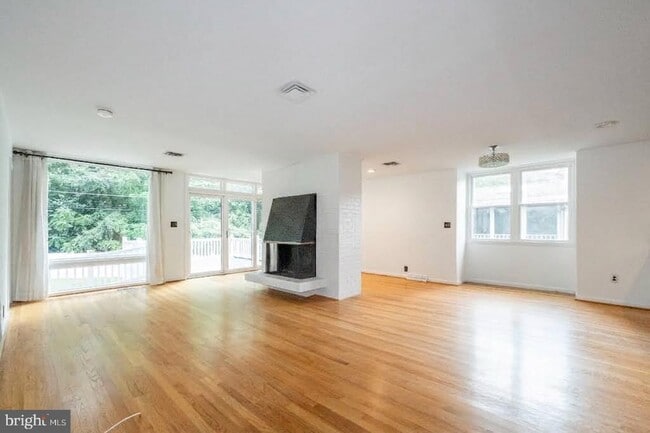 Building Photo - 102 Greenmeadow Dr