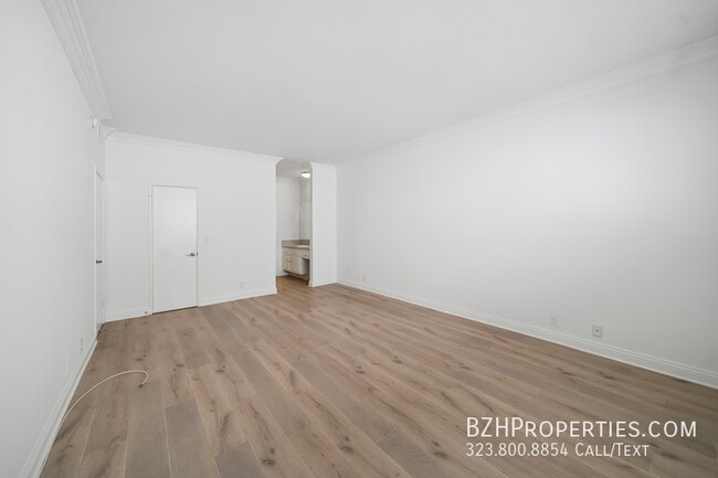 Building Photo - 333 S Elm Dr