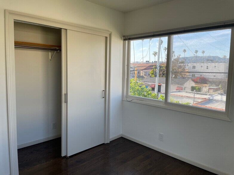 Small bedroom with closet - 609 N Mariposa Ave