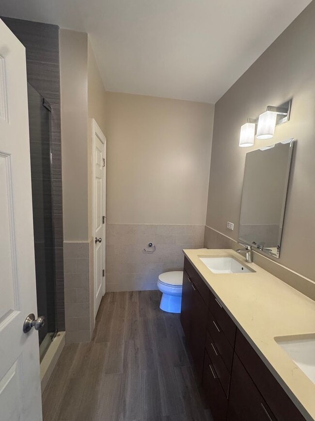 Building Photo - 2 Bed 2.5 Bath In Oak Park Available!