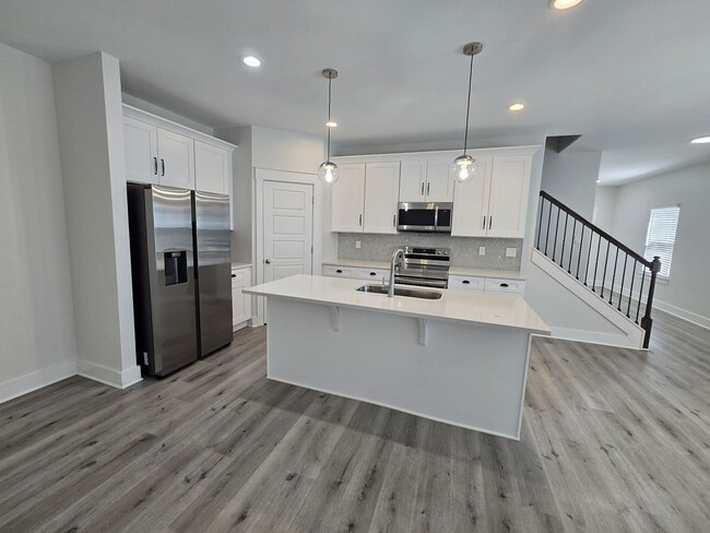 Building Photo - End Unit 3/3.5 Townhome w/ Community Pool!