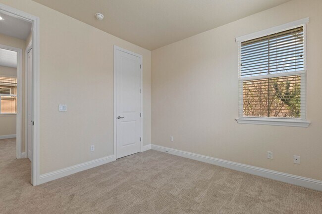 Building Photo - Gated Somersett Home!