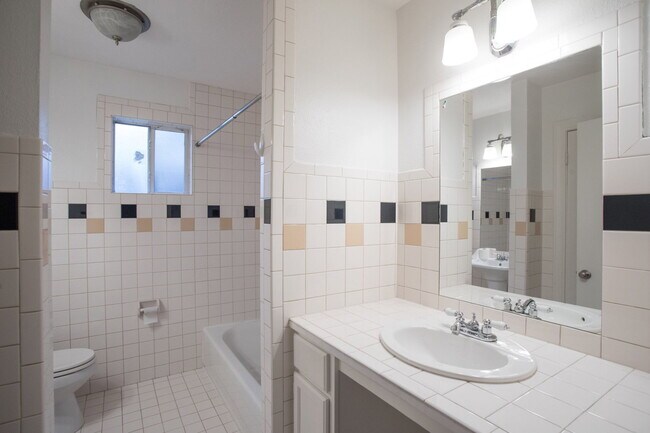 Building Photo - 2416 S 5th St