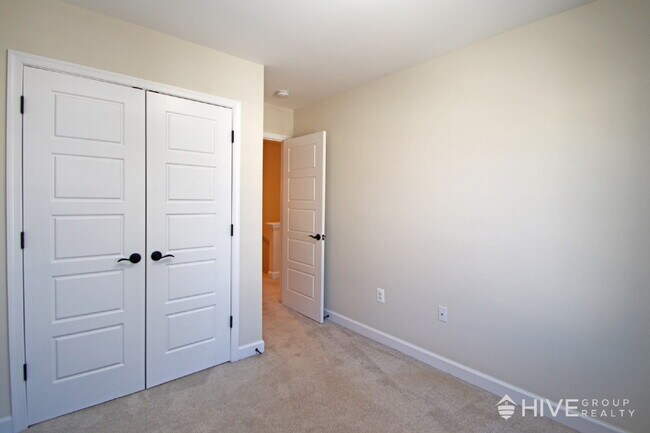 Building Photo - "Impressive 3-Bed Townhouse with Fenced in Backyard!"