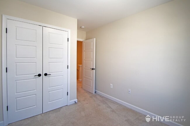 Building Photo - "Impressive 3-Bed Townhouse with Fenced in...