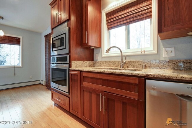 Building Photo - PRICE DROP!| BEAUTIFUL, FULLY UPDATED SING...