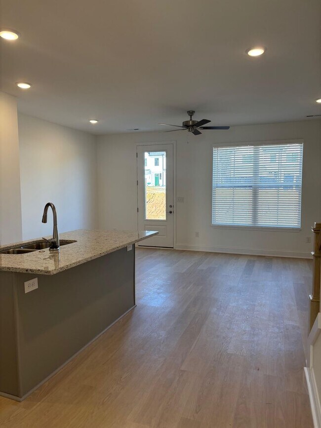 Building Photo - Knoxville 37920 - 3 bedroom 2.5 bath - cal...