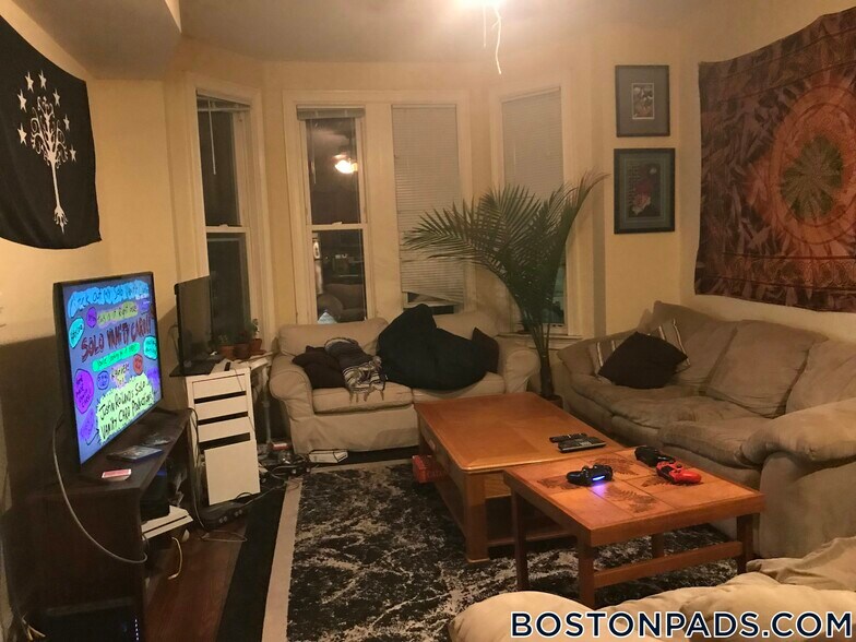 Primary Photo - 731 Parker St