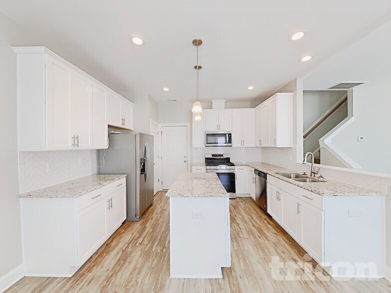 Building Photo - 834 Lakemont Dr