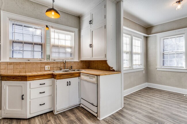 Building Photo - Charming 3BR in College Hill – Pet Friendly & Move-In Ready!