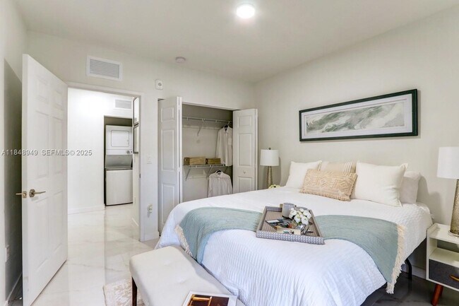 Building Photo - 339 W 78th Rd