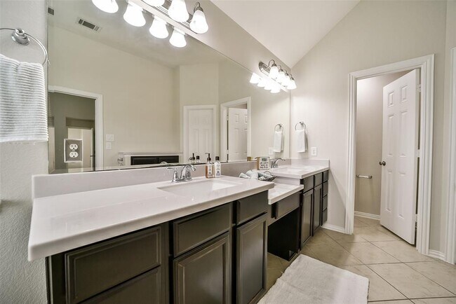 Building Photo - 2718 Misty Laurel Ct