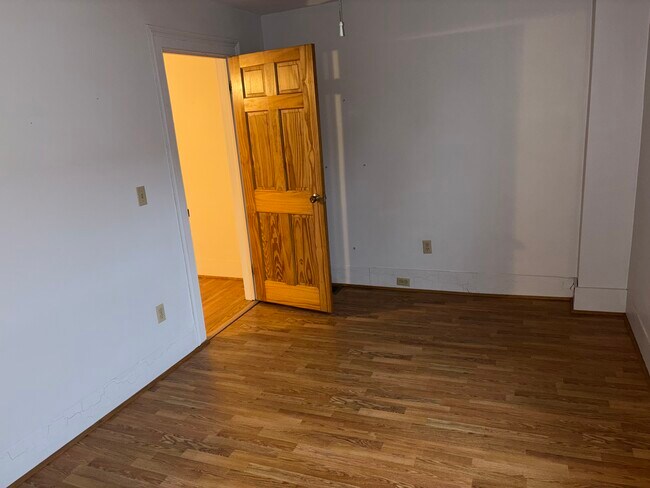 Building Photo - 222 W 4th St