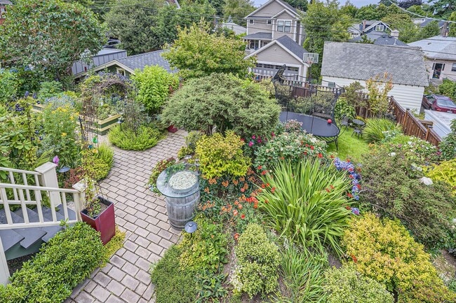 Building Photo - Queen Anne Home
