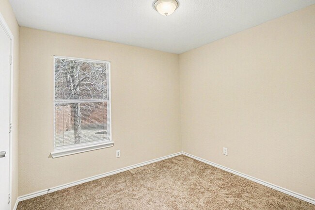 Building Photo - Updated 3-2-2 in Dallas! New Carpet and Paint! Big Yard!