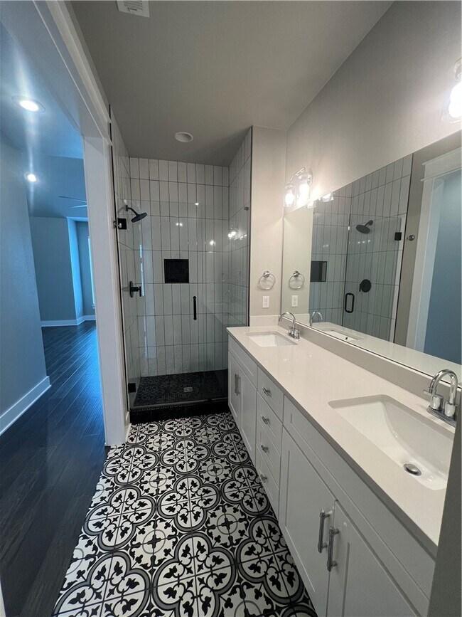 Building Photo - 1390 S Duncan Ave