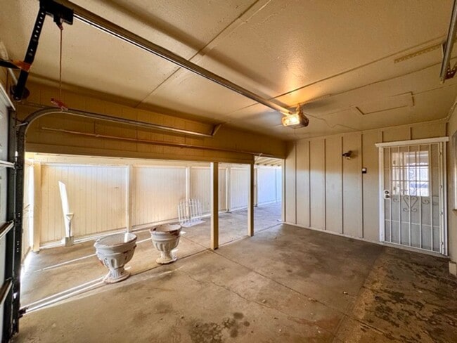 Building Photo - 55+ 2 bedroom 2 bathroom Sun City home for LEASE!