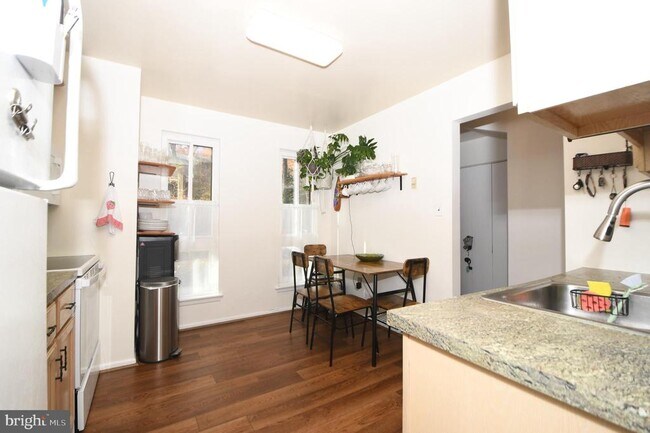 Building Photo - 7812 Briardale Terrace