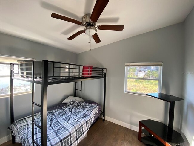 Building Photo - 813 N Waterview Dr