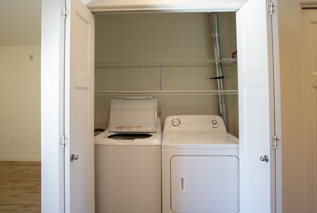 Building Photo - Stylish 2Bdr w/Stainless Appl, W&D, Private Balcony