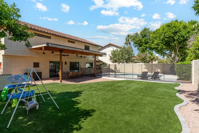 Building Photo - 438 E Larkspur Ln