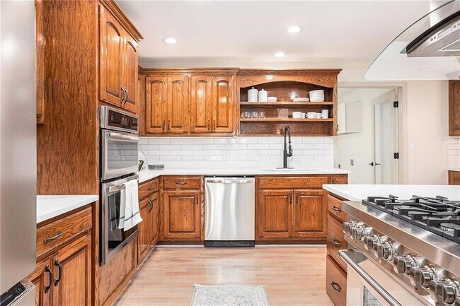 Building Photo - 1996 Briarwood Dr