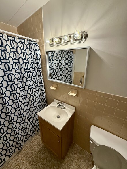 Building Photo - 1 Maplewood Rd