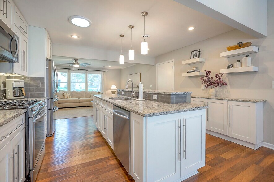 Building Photo - 2507 W 79th St