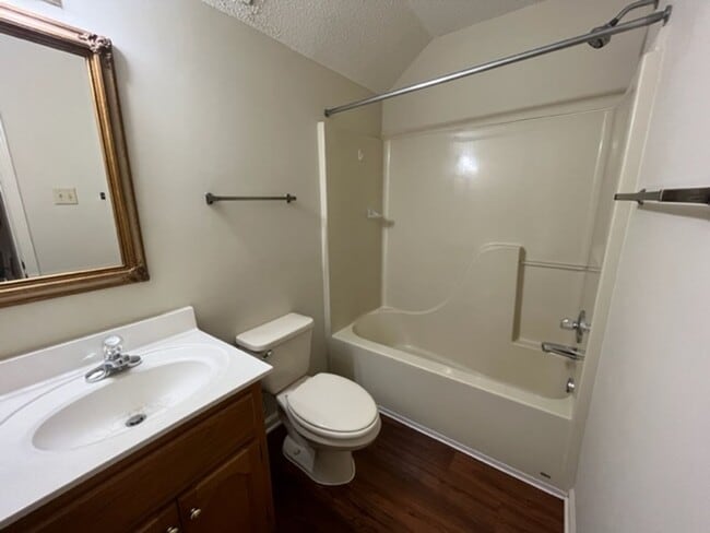 Building Photo - Renovated 3 Bedroom 2 Bathroom with 1 Car ...