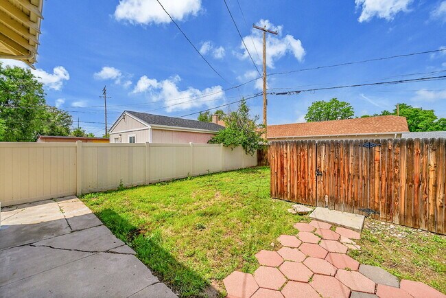 Building Photo - $3,400.00, 4 bed, 3 bed, located in Denver...