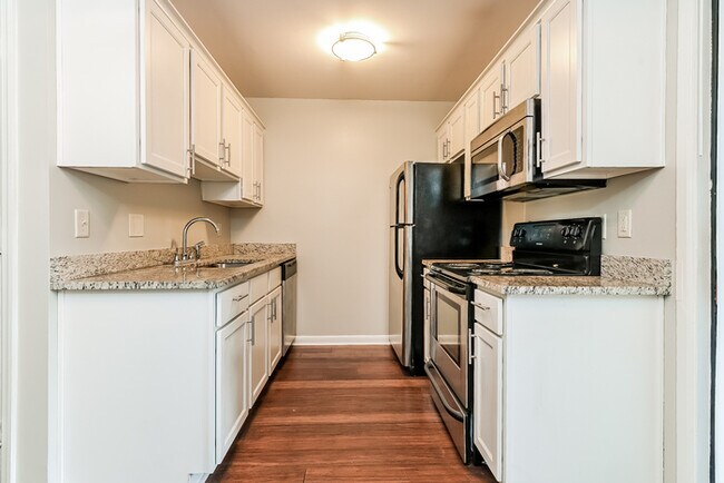Building Photo - Lovely 2 Bedroom Townhome in Mount Pleasant