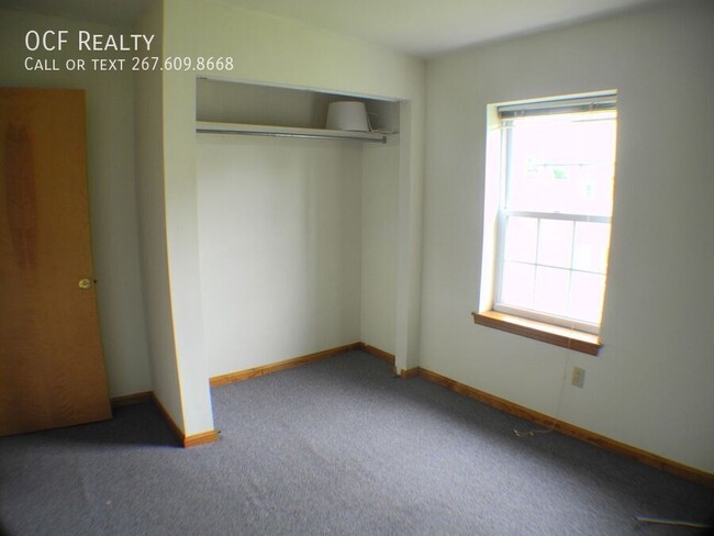 Building Photo - Graduate Hospital Three Bedroom / One Bath...