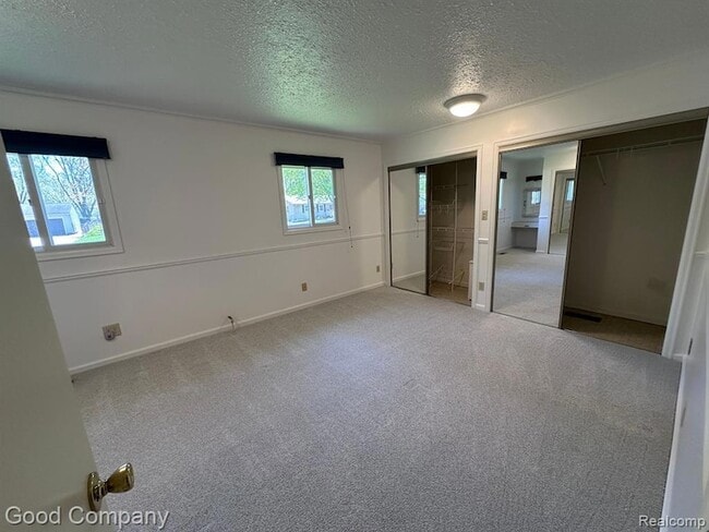 Building Photo - 6284 Woodsdale Dr
