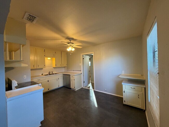 Building Photo - THREE BEDROOM TWO BATH TWO CAR GARAGE