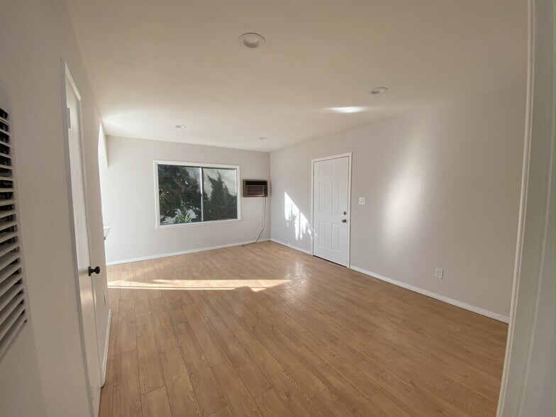 Building Photo - 12641 Vanowen St