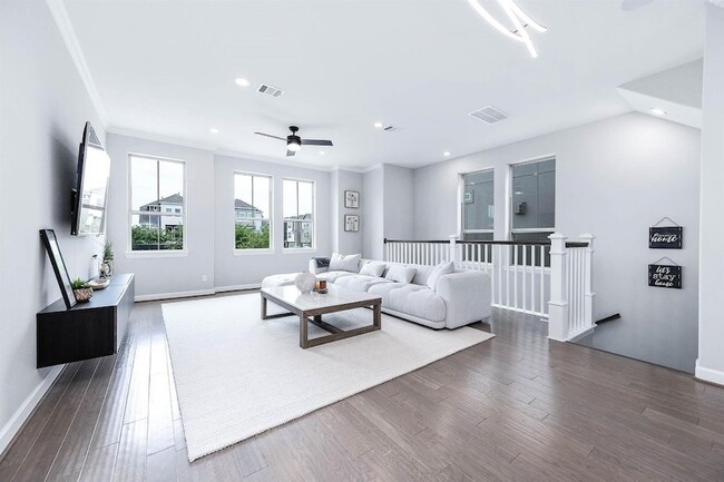 Building Photo - 2022 Groveland Glen Dr