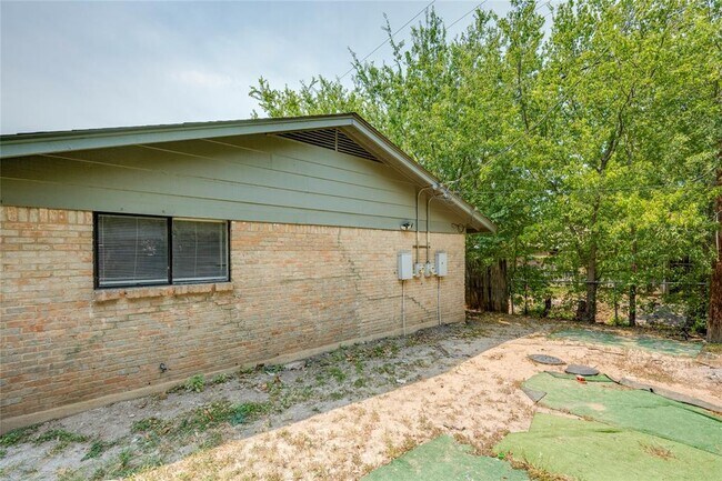 Building Photo - 838 N Meadows Dr