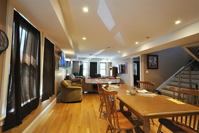 Building Photo - Charming 5 Bedroom
