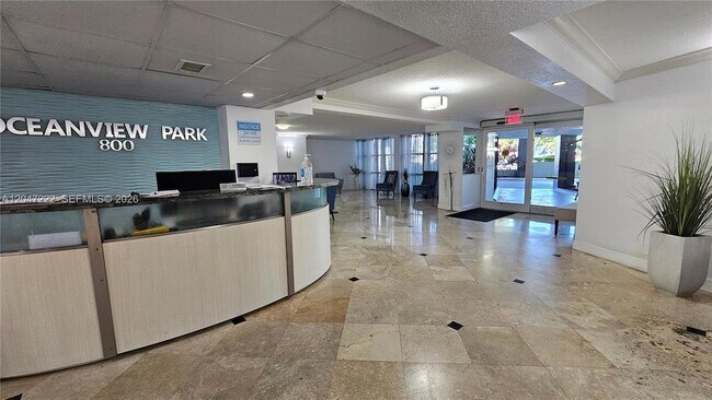 Building Photo - 800 Parkview Dr