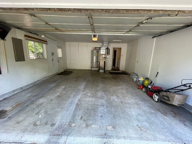 Building Photo - Fantastic 3 Bed/2 Bath Single Family Home on Blackburn St.