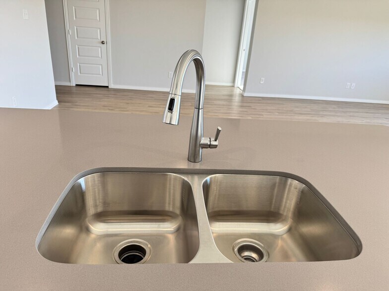 Building Photo - 2022 Sycamore Ridge Trl