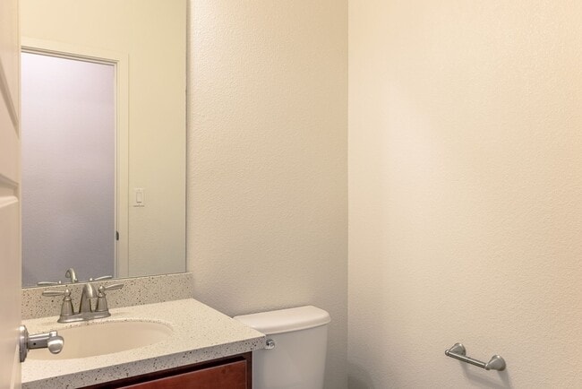Building Photo - Stunning 3-bedroom and 2.5 Bath - Located ...