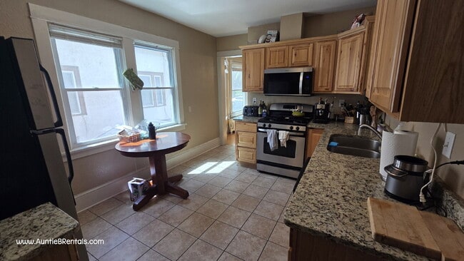 Building Photo - 2BR 1BA Beautiful Triplex Upper Unit - VIDEO TOUR