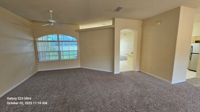 Building Photo - Spacious 4 Bedroom Home in Breakaway Trail...