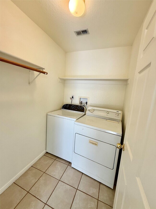 Building Photo - 827 Algoa-Friendswood Rd